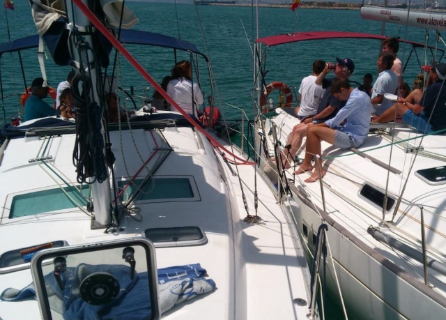  Von einem Boot zum anderen gehen 